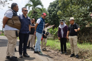 Bupati dan Wakil Bupati Kuningan beserta rombongan saat meninjau jalan rusak di desa Langseb.